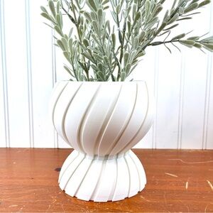 Maki Planter Pot , Indoor Flower Pot w/ Drainage Hole and Drip Tray